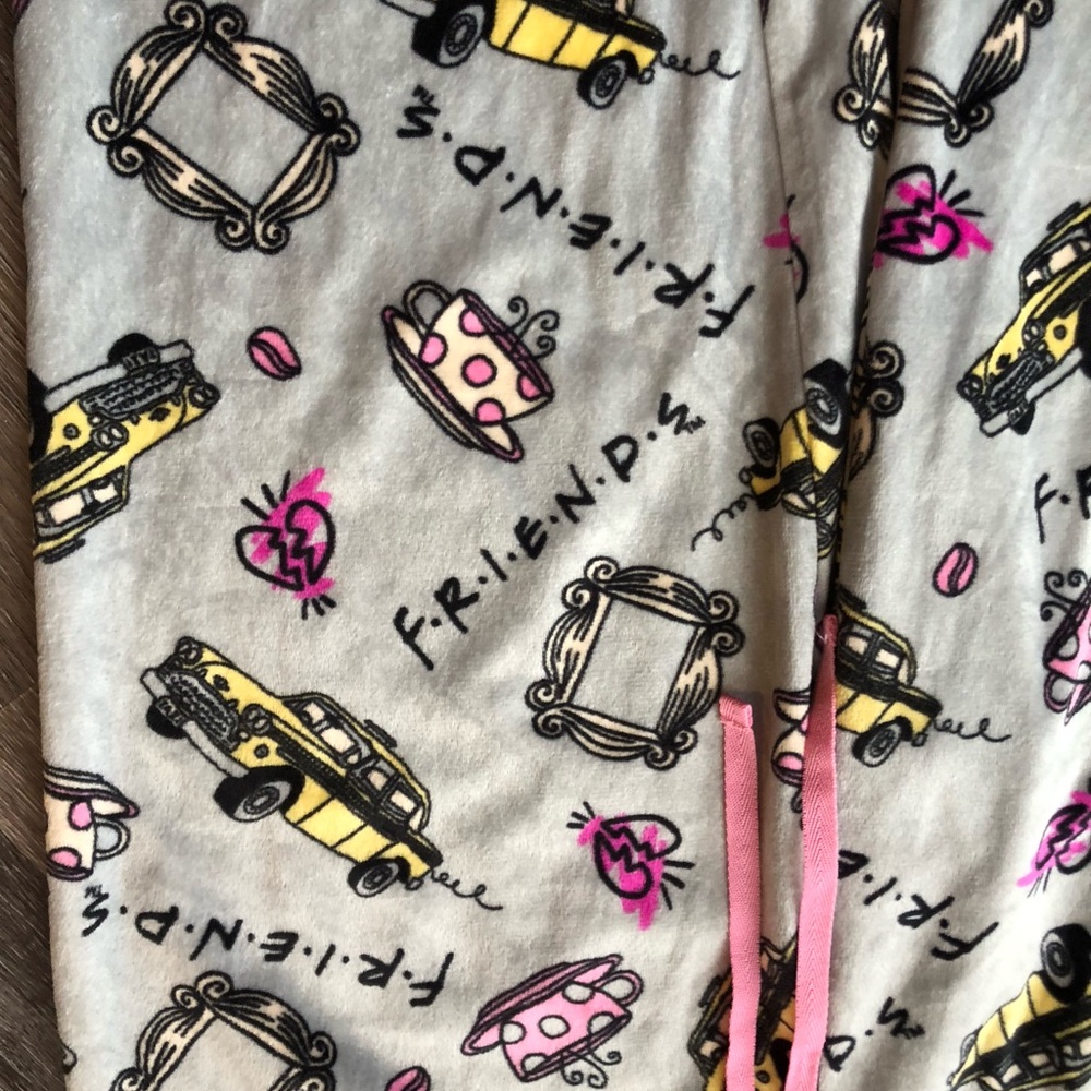 FRIENDS Themed Women’s Gray Pajama Pants Size Large - Picture 2 of 4